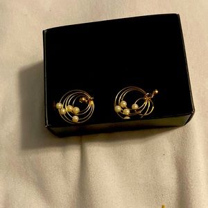 I am selling gold earrings. Good with family outings, wedding, dates, and more